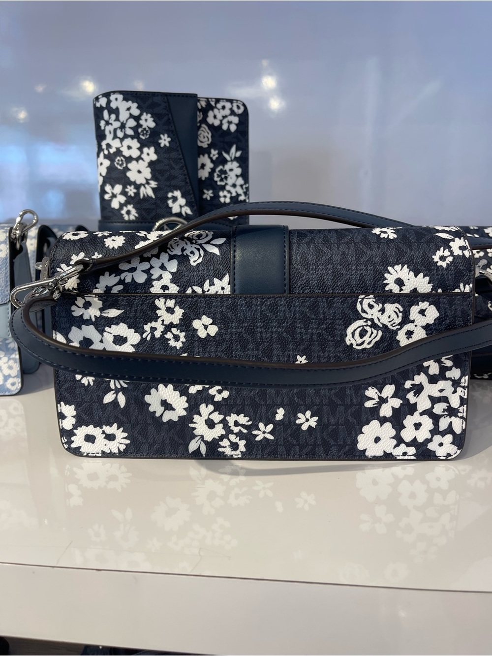MICHAEL KORS Greenwich Md Printed Signature Logo Convertible Shoulder
Admiral - Picture 15 of 16